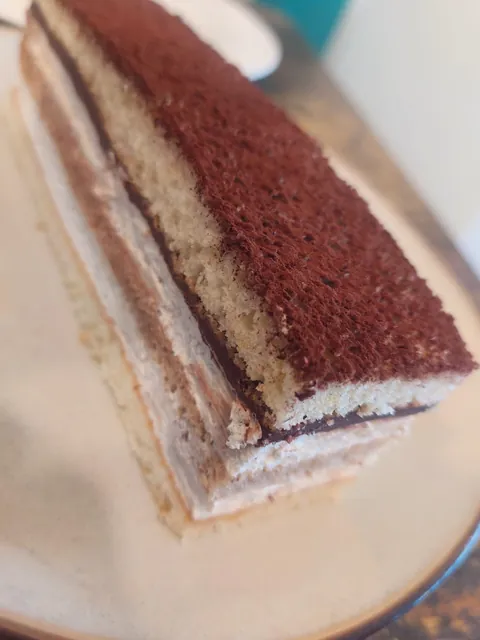 Kaffee-Schnitte mit Kakao bestäubt, von der Seite